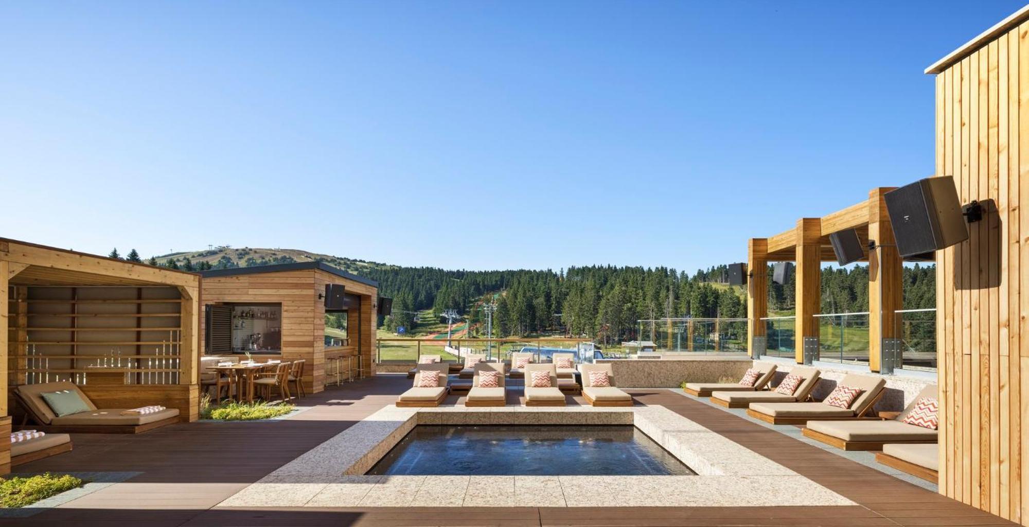 Viceroy Kopaonik Serbia エクステリア 写真 The rooftop pool at The Lodge at Blue Sky