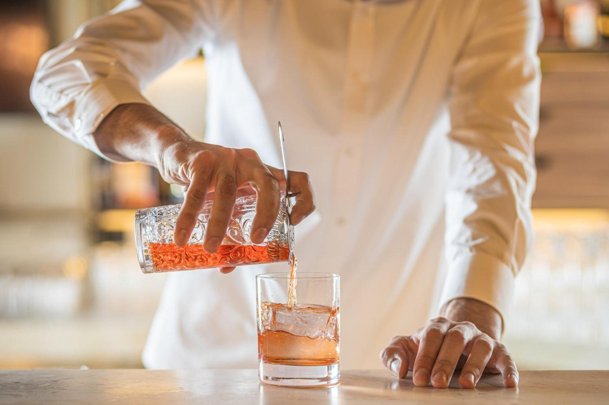 Viceroy Kopaonik Serbia エクステリア 写真 A bartender stirring a cocktail