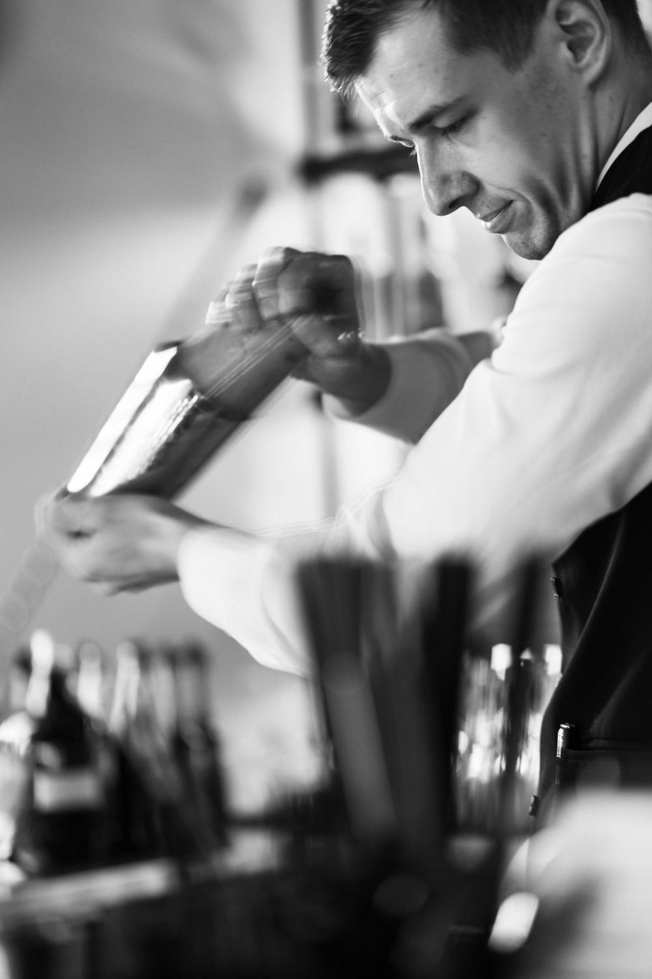 Viceroy Kopaonik Serbia エクステリア 写真 A waiter holding a wine bottle