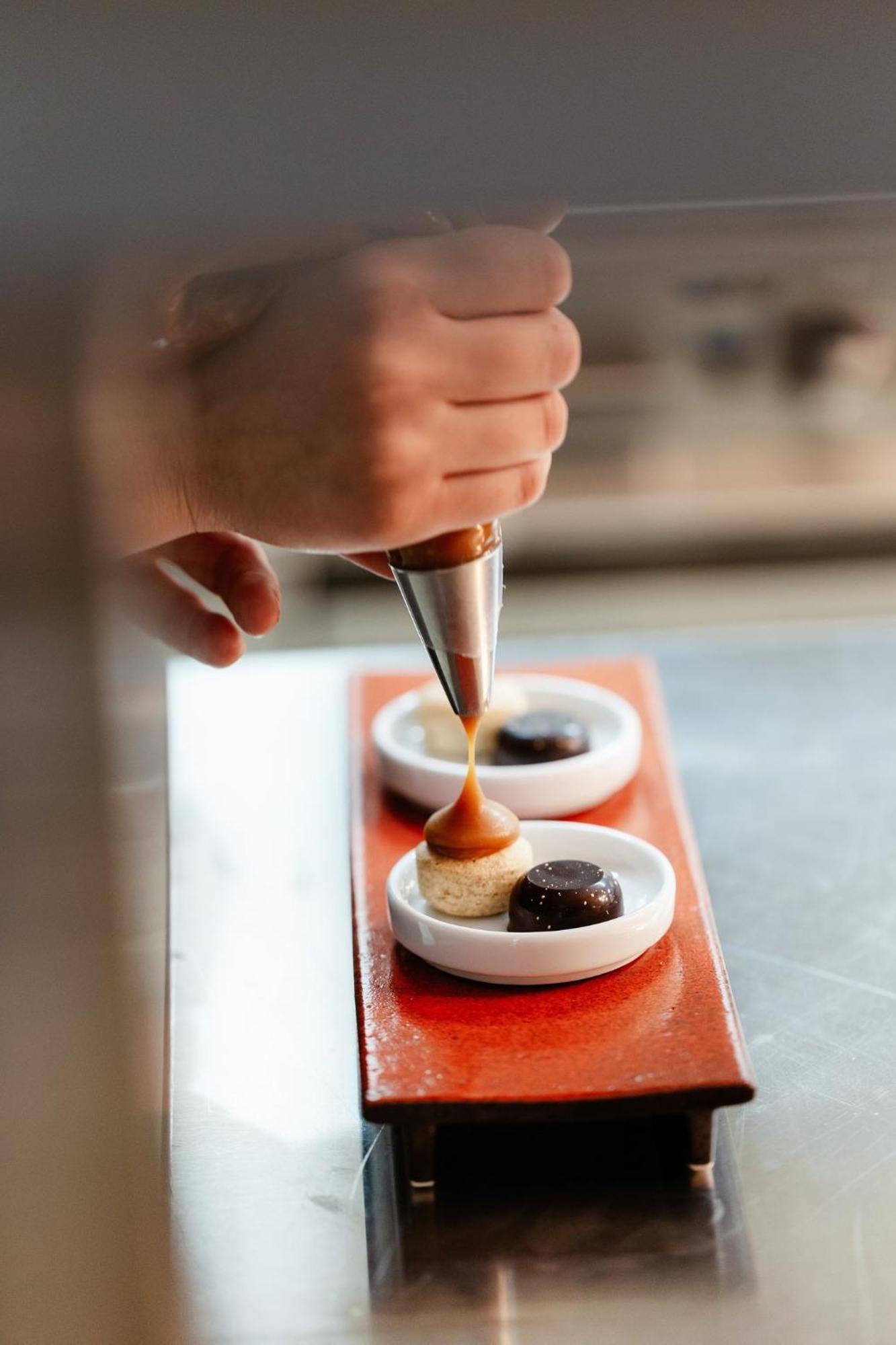Viceroy Kopaonik Serbia エクステリア 写真 A pastry chef icing a dessert