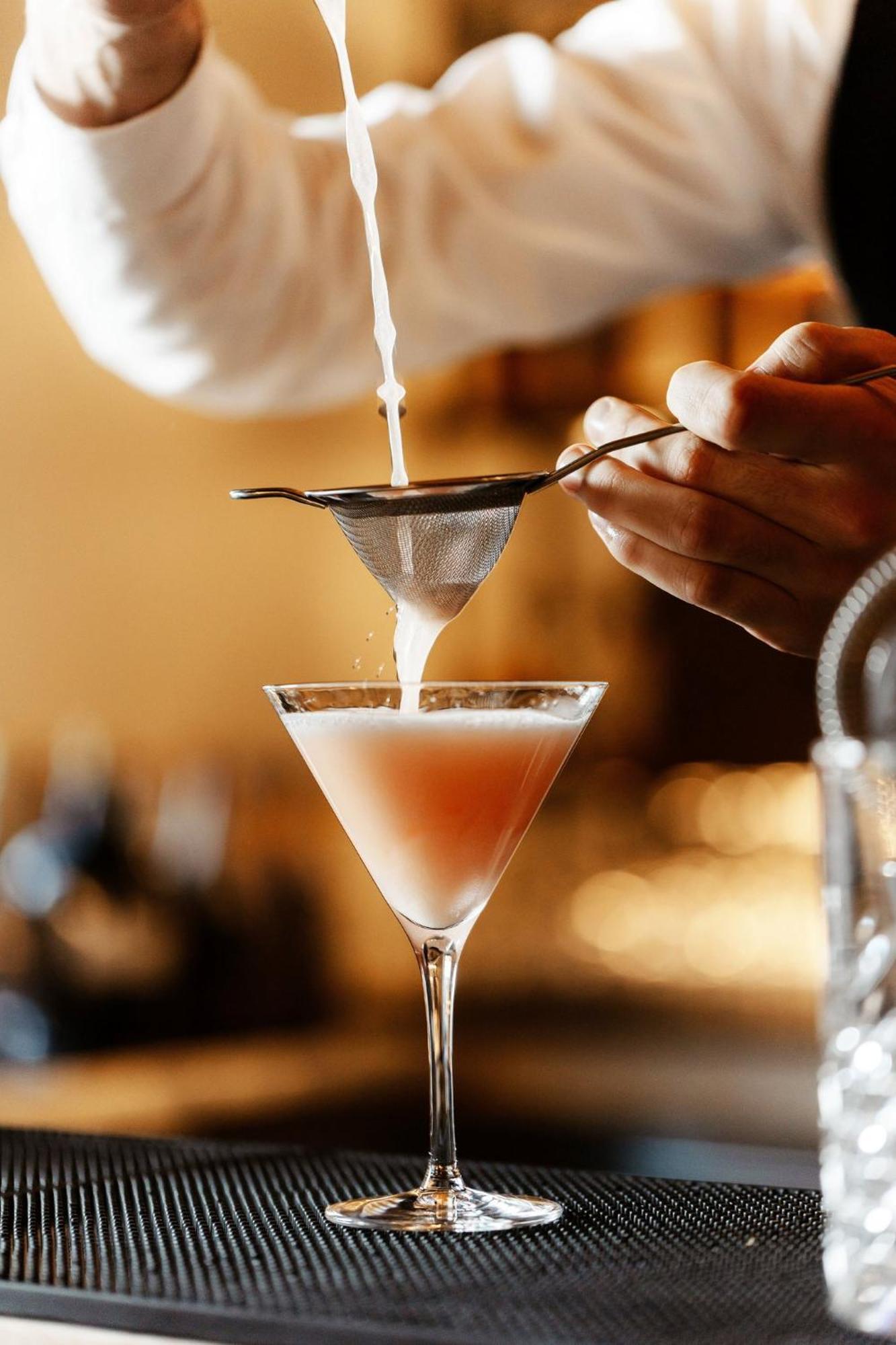 Viceroy Kopaonik Serbia エクステリア 写真 A bartender straining a cocktail